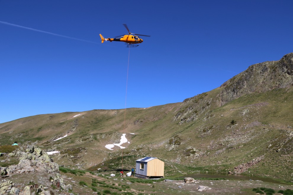 Un helicòpter transportant la cabana de pastor de la Ribera de Tírvia