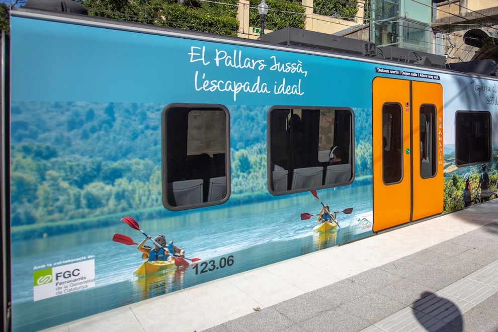 Imatge d’un dels trens vinilats amb la promoció del Pallars Jussà
