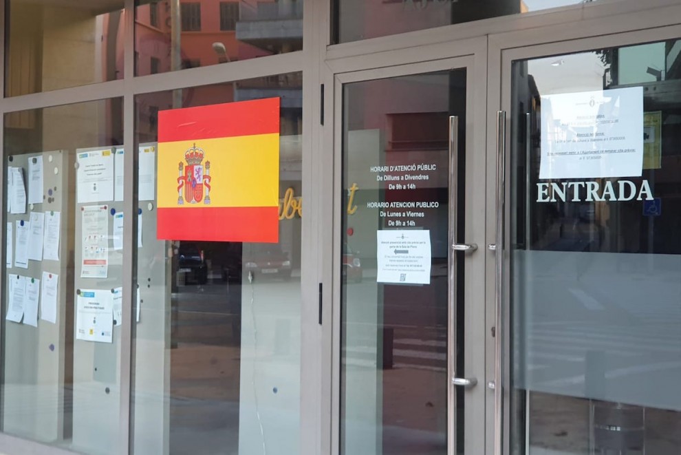 La bandera espanyola a la porta d’entrada de l’edifici municipal