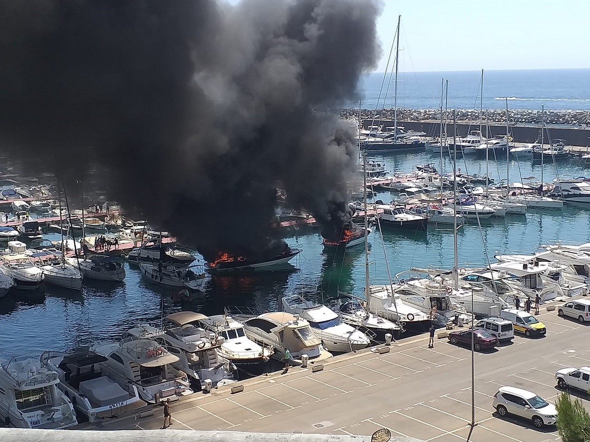 Imatge de l'incendi al port.