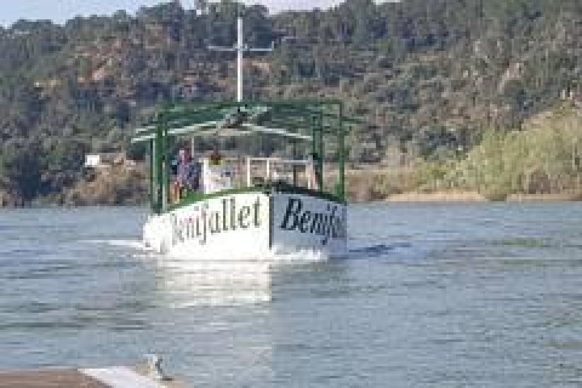 El llagut Benifallet navegant pel riu Ebre.