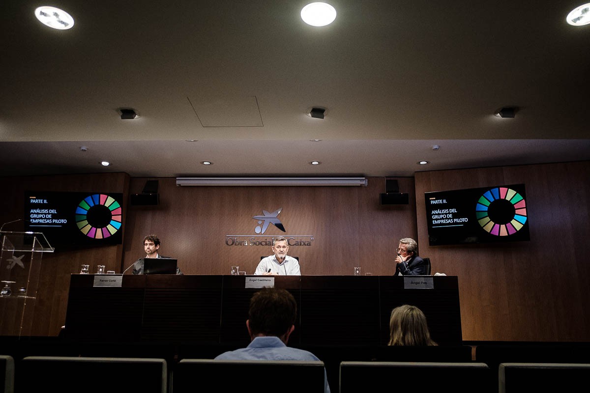 Ferran Curtó, Àngel Castiñira i Àngel Pes durant la presentació de l'informe de l'Observatori dels ODS.