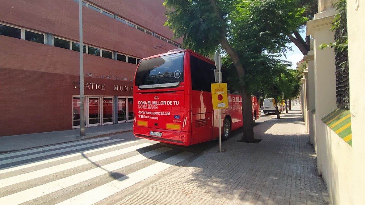 El bus està aparcat davant La Sala