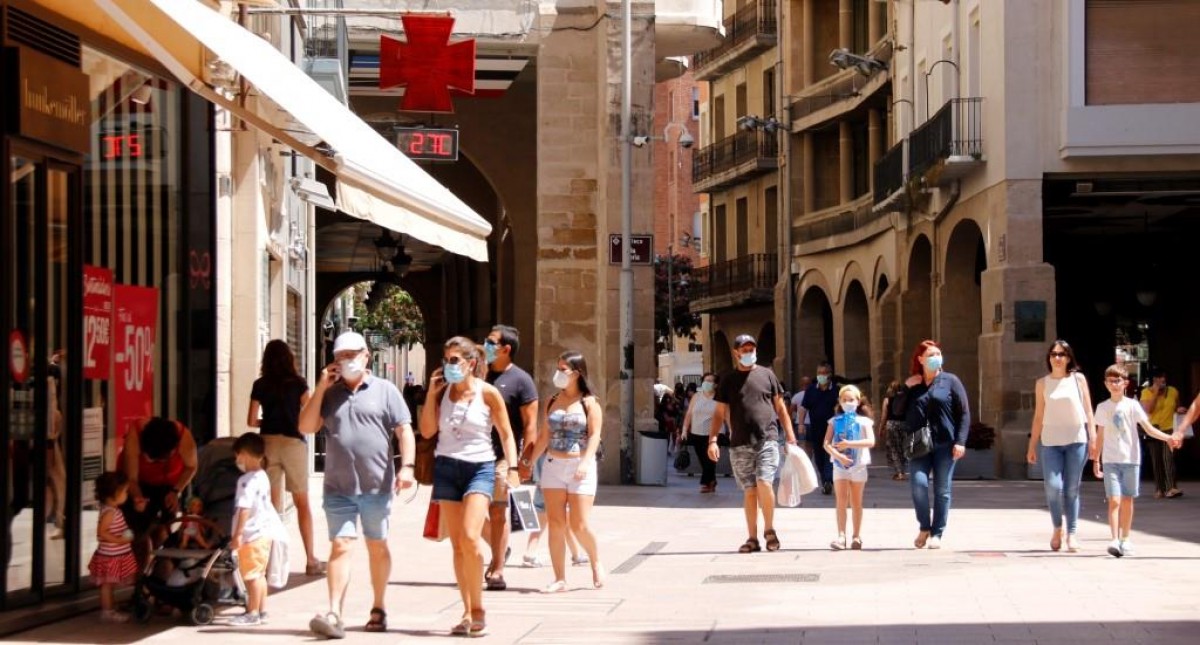 Persones passejant per l'Eix Comercial de Lleida