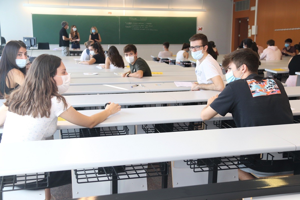Estudiants abans de començar el primer examen de selectivitat a la URV