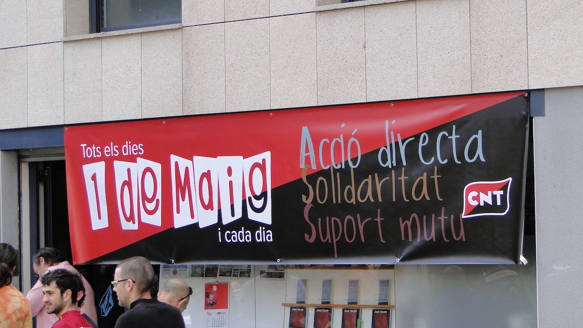 Una pancarta al local de la CNT d'Olot, a la plaça del Cinema Colón.