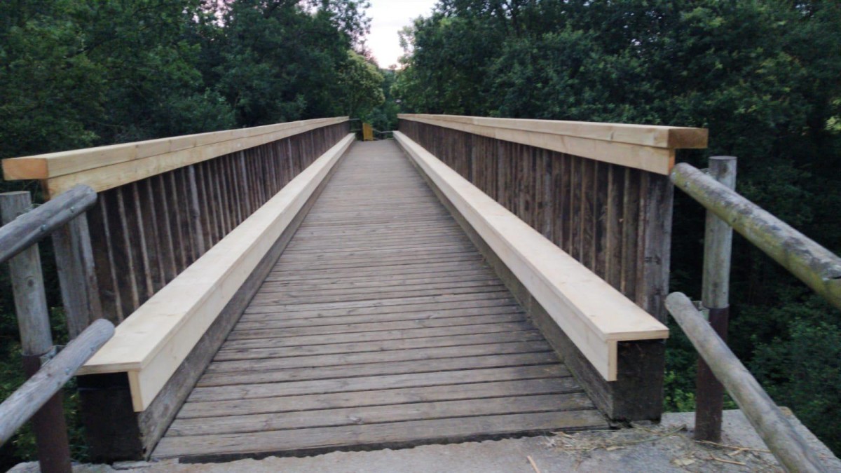 El pont de fusta que travessa el rec del Clot de l’Infern.