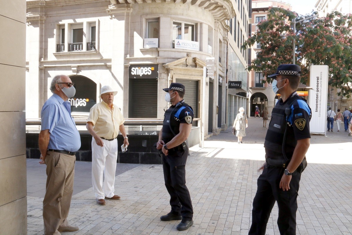 La Guàrdia Urbana advertint veïns de Lleida que han de portar posada la mascareta