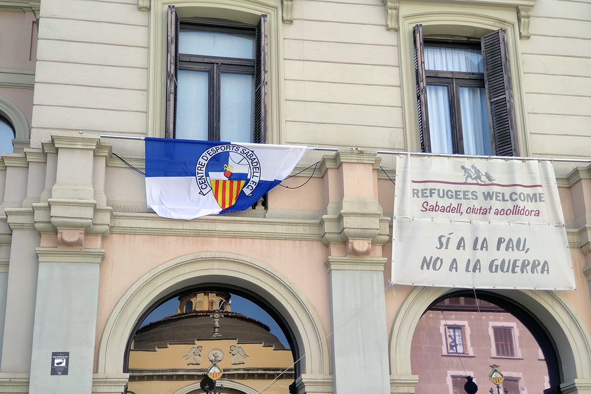 La bandera del CE Sabadell, a la façana del consistori