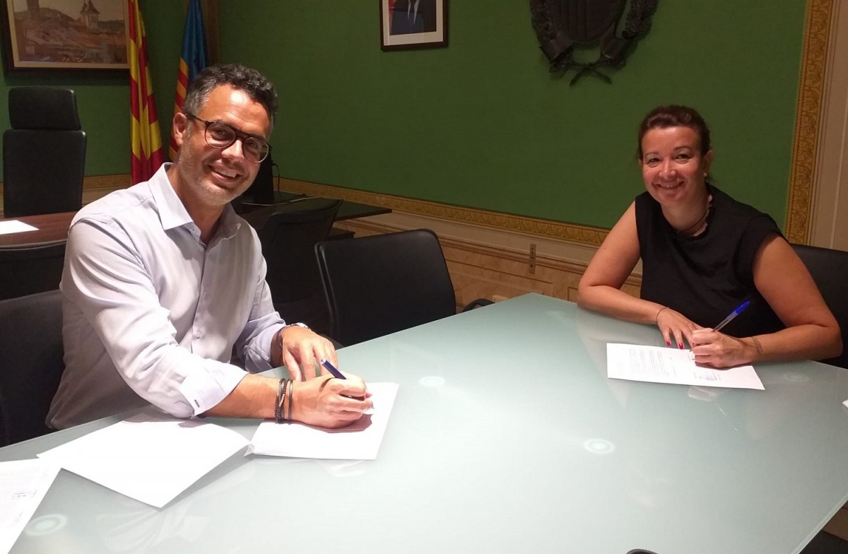 L'alcalde de Torelló, Marçal Ortuño i la gerent de concessions de Sorea, Esther Guirado, han signat el conveni