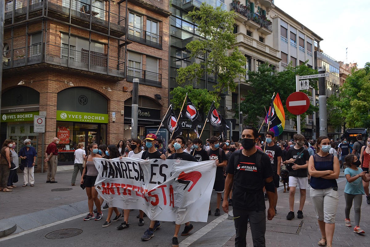 La manifestació antifeixista al seu pas pel carrer Guimerà