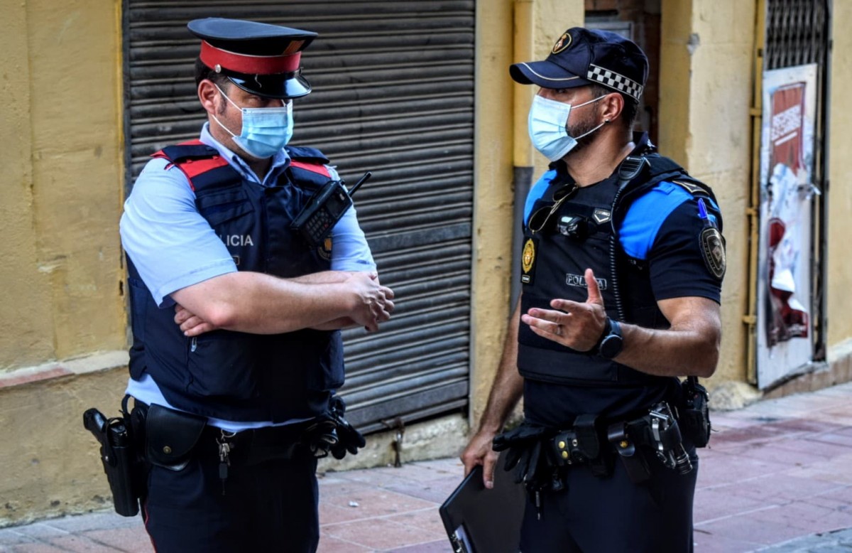 Un mosso i un urbà conversant al carrer Cavallers de Lleida