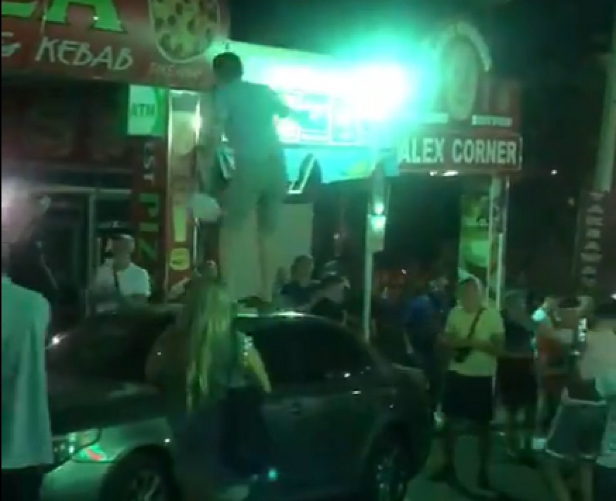 En el vídeo també s'hi poden veure persones saltant a sobre d'un vehicle