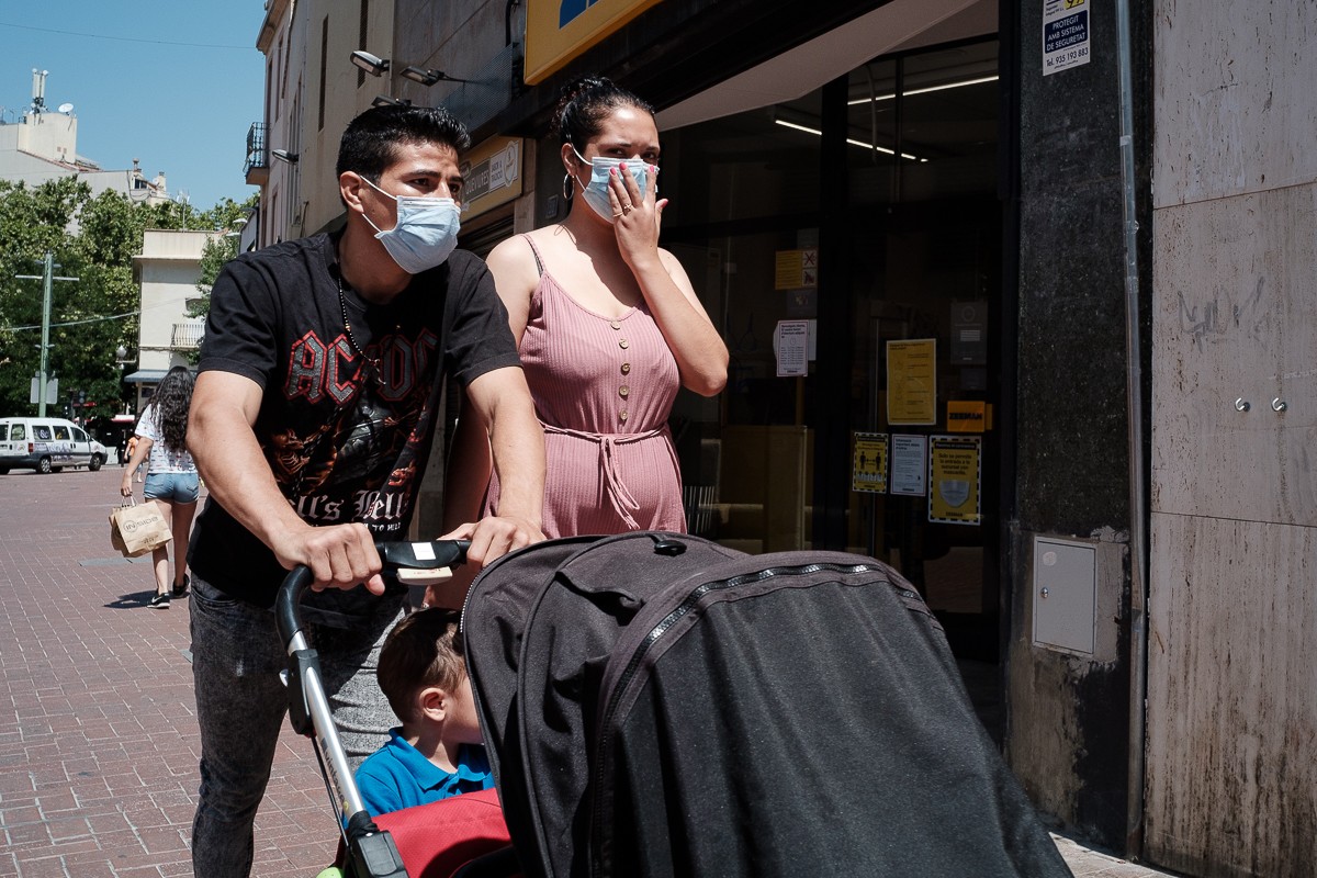 Gent amb mascareta al centre de Terrassa, en una imatge d'arxiu