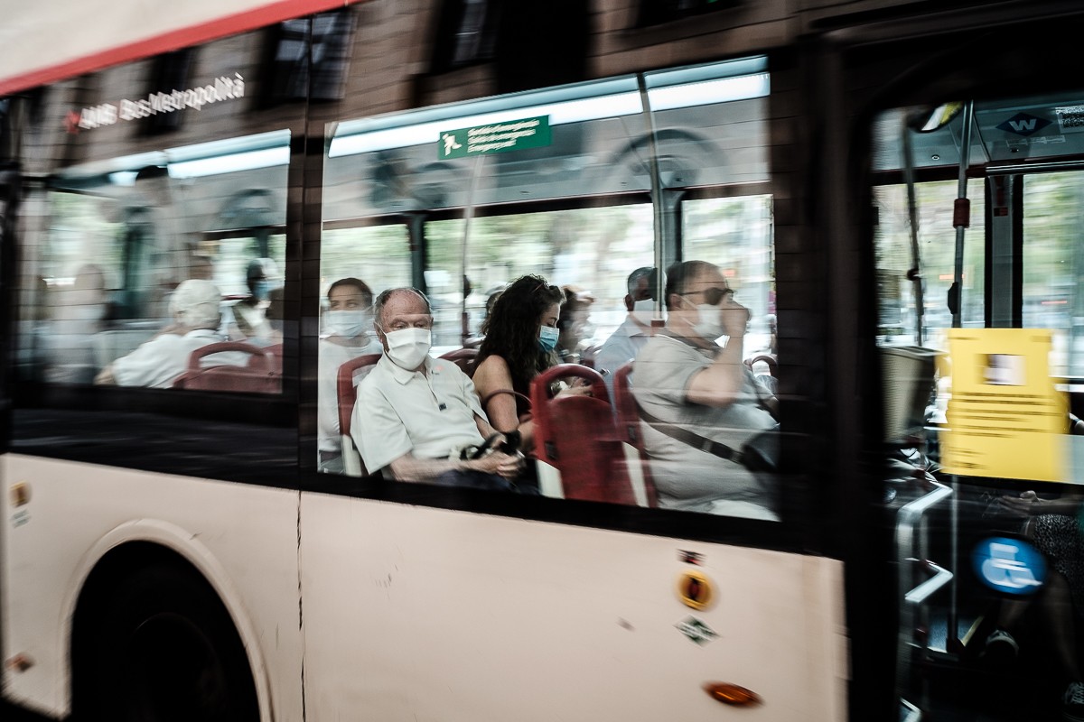 Gent amb mascareta en un autobús a Barcelona