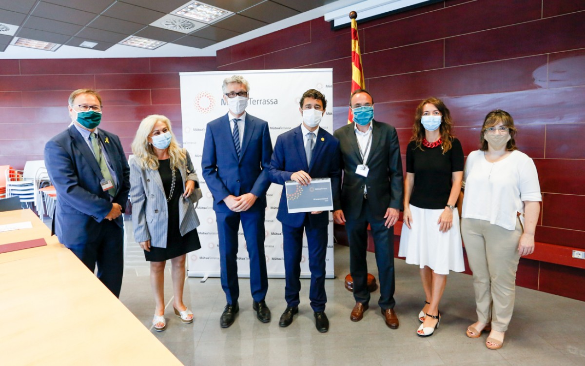 Representats de la Generalitat i de MútuaTerrassa durant la signatura de l'acord. 