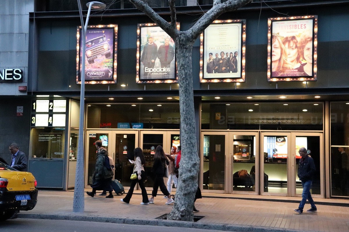 La façana dels cinemes Aribau de Barcelona