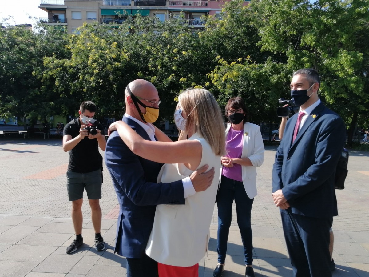 Raül Romeva i l'alcaldessa Mireia Ingla, enmig d'una emotiva abraçada