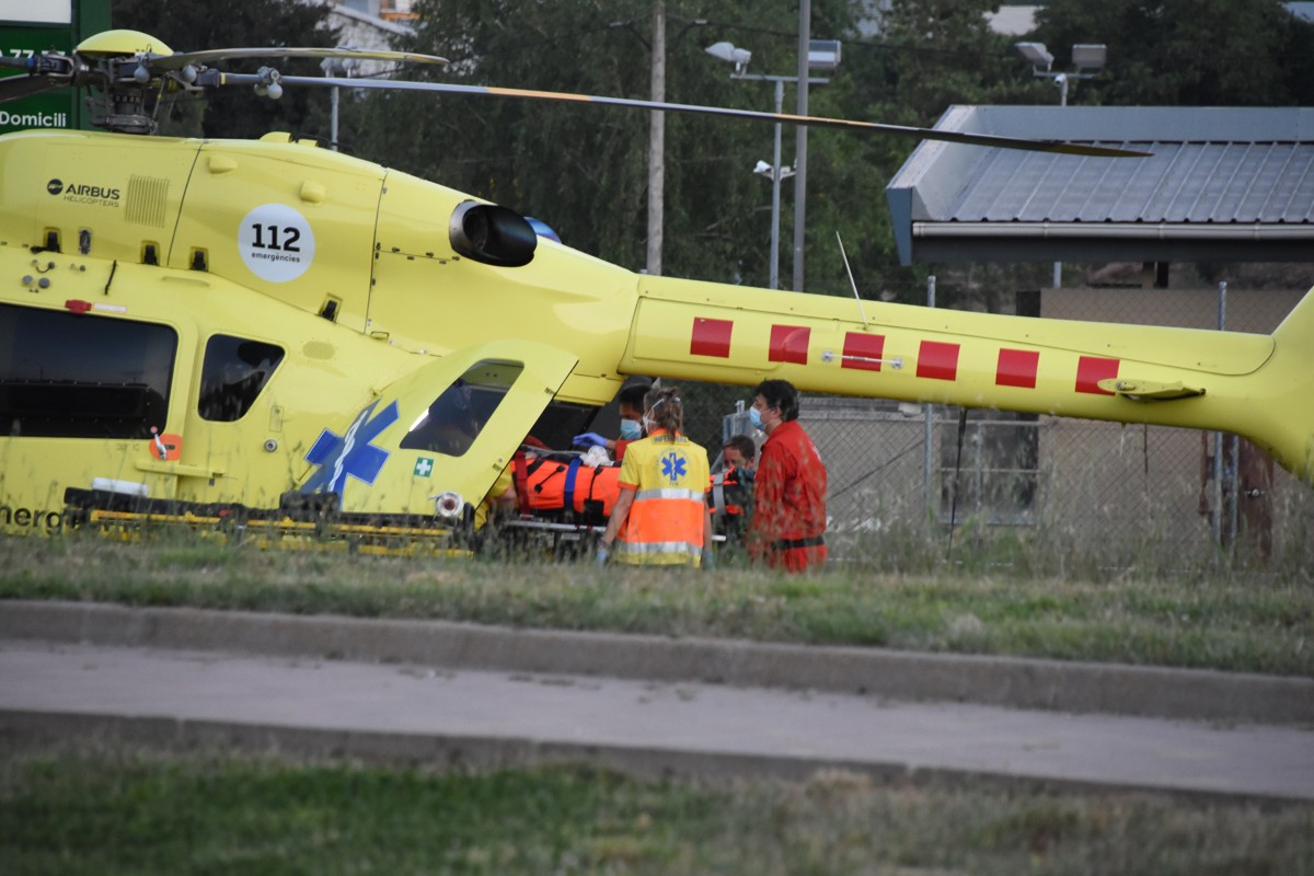 Sanitaris pugen un dels mossos ferits a l'helicòpter del SEM després de l'atac