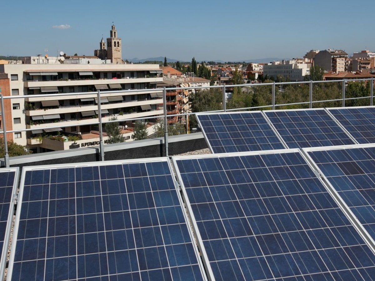 Imatge de les plaques solars instal·lades al sostre de l'Ajuntament de Sant Cugat 
