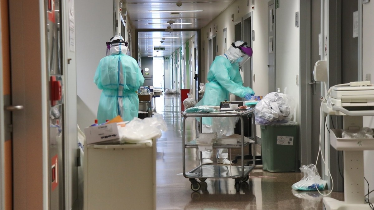 Sanitaris treballant en un hospital durant la pandèmia