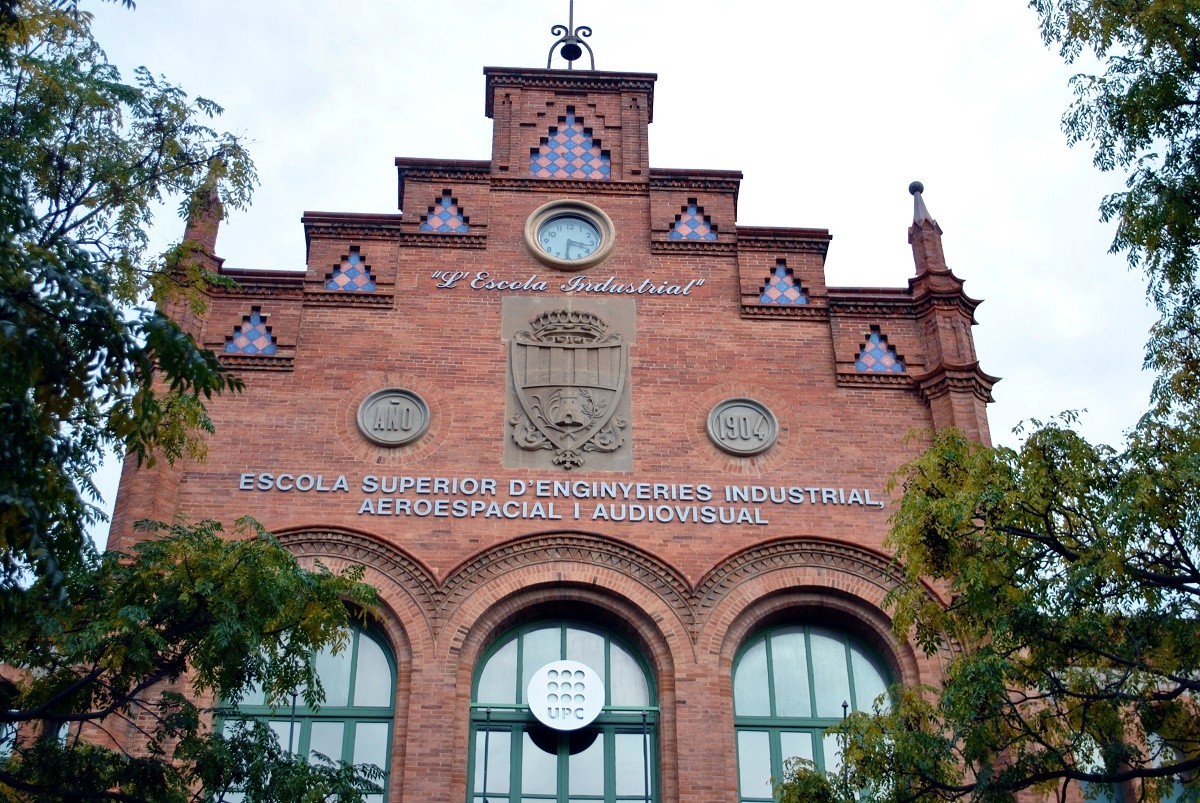 Façana de l'edifici central de l'ESEIAAT, al campus UPC de Terrassa. 