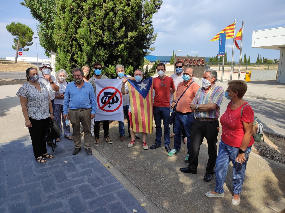 L'alcalde, Josep Andreu, ha acompanyat el detingut, Toni Cartanyà, amb una samarreta vermella.