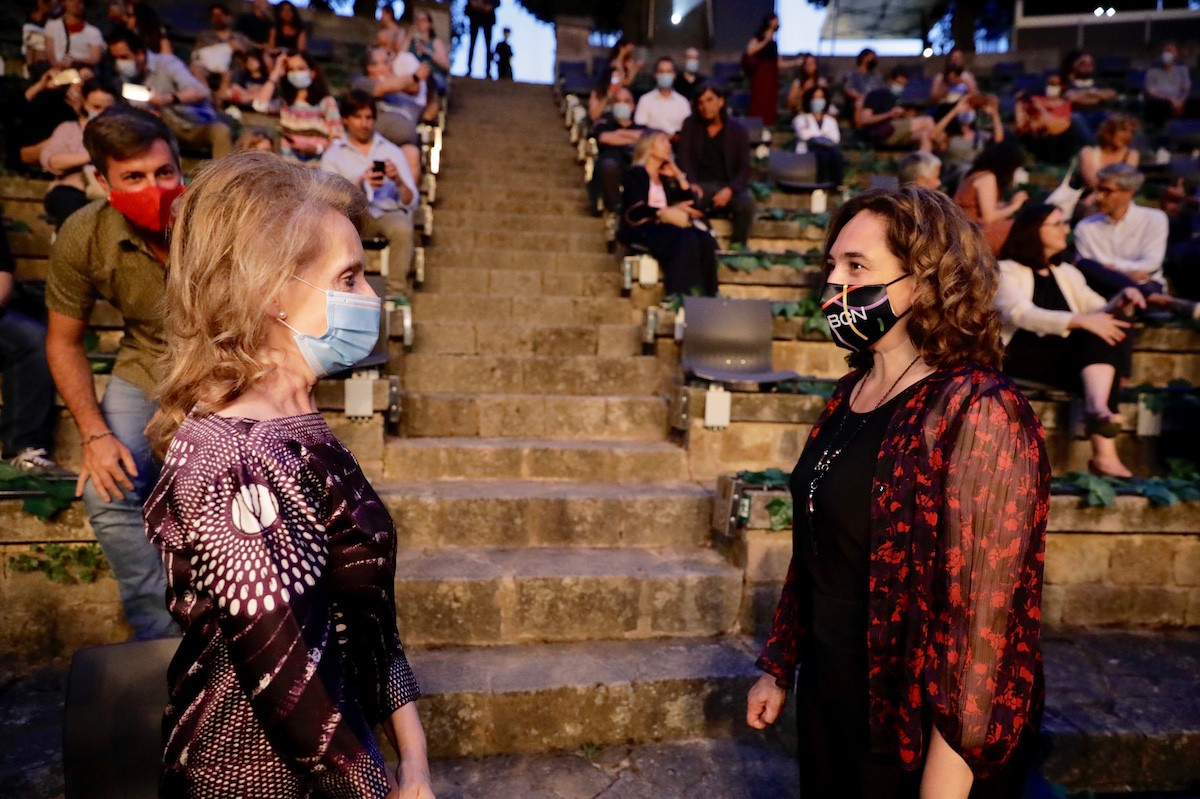 La consellera de Cultura, Mariàngela Vilallonga, i l'acaldessa de Barcelona, Ada Colau, se saluden abans de l'inici de l'espectacle inaugural del Festival Grec 2020