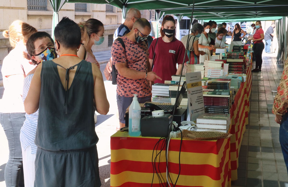 Clients remenant la parada al carrer que la llibreria La 2 de Viladrich de Tortosa 