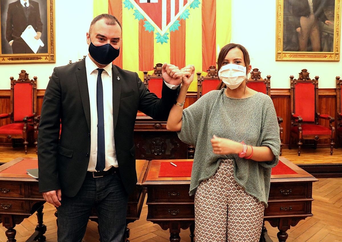 Jordi Ballart i Marta Farrés després de signar l'acord estratègic de les dues ciutats. 