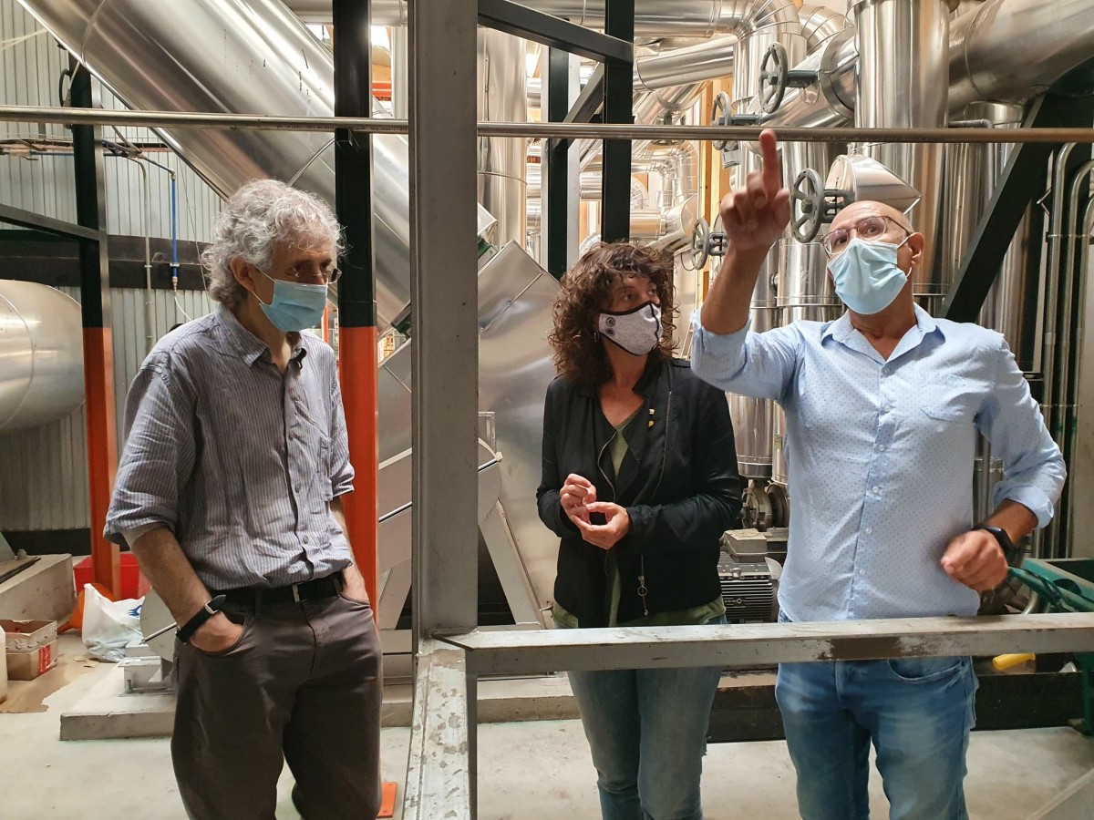 La visita de Teresa Jordà a la central de biomassa del polígon de la Valldan.