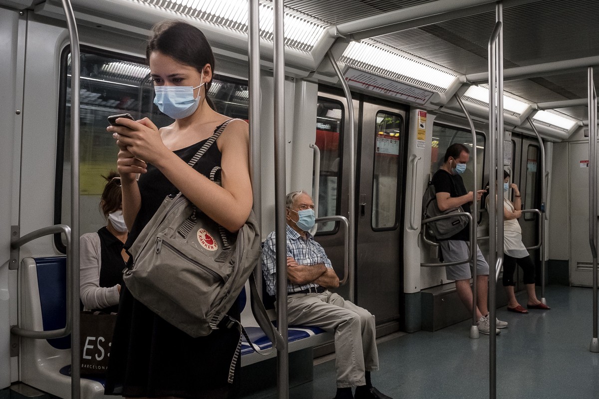 Gent amb mascareta al metro de Barcelona