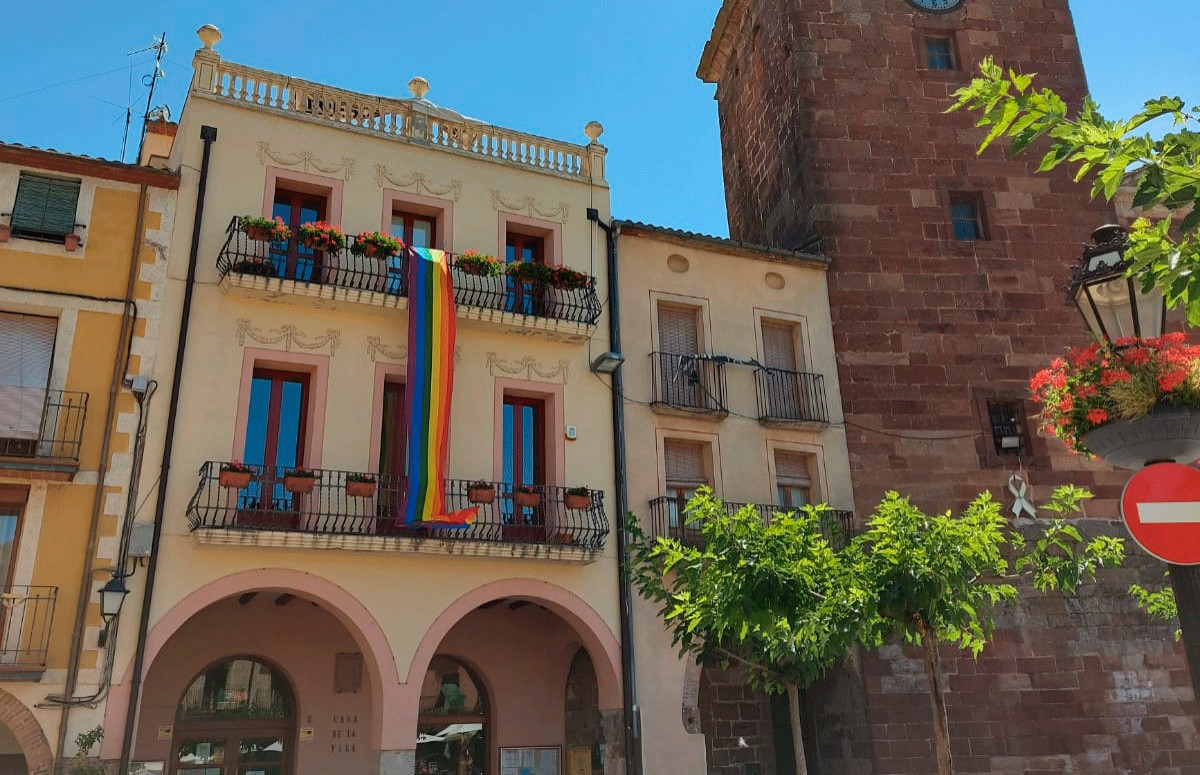 L'Ajuntament de Prades ha hissat la bandera de l'arc de Sant Martí en resposta a la notícia de les amenaces anònimes a un dels seus veïns.