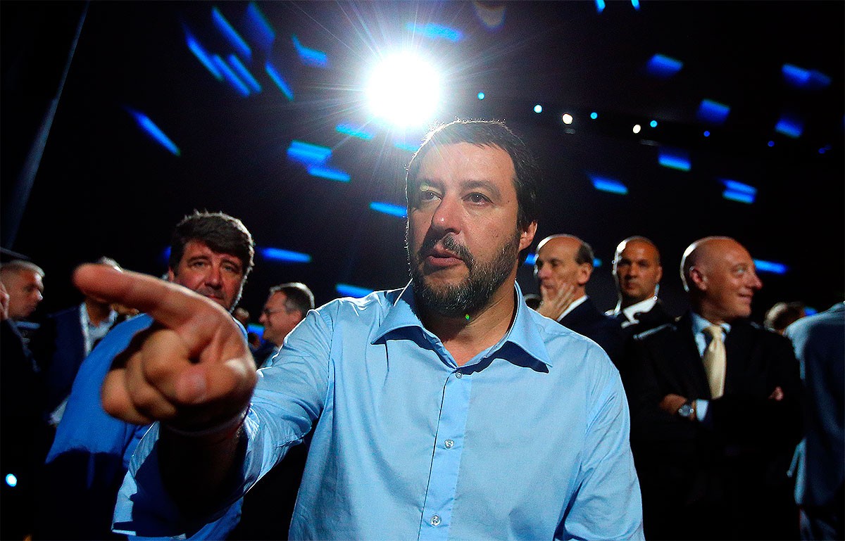 Matteo Salvini, assenyalant amb el dit