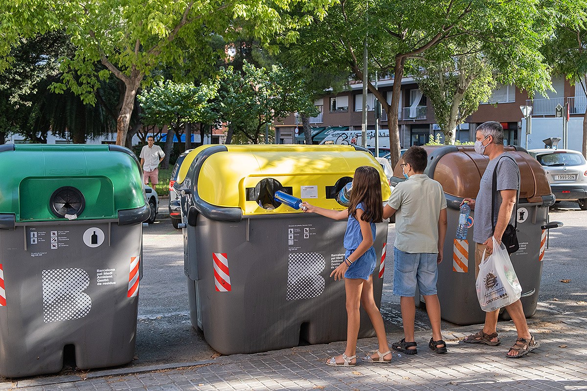 Veïns de Barcelona reciclant residus