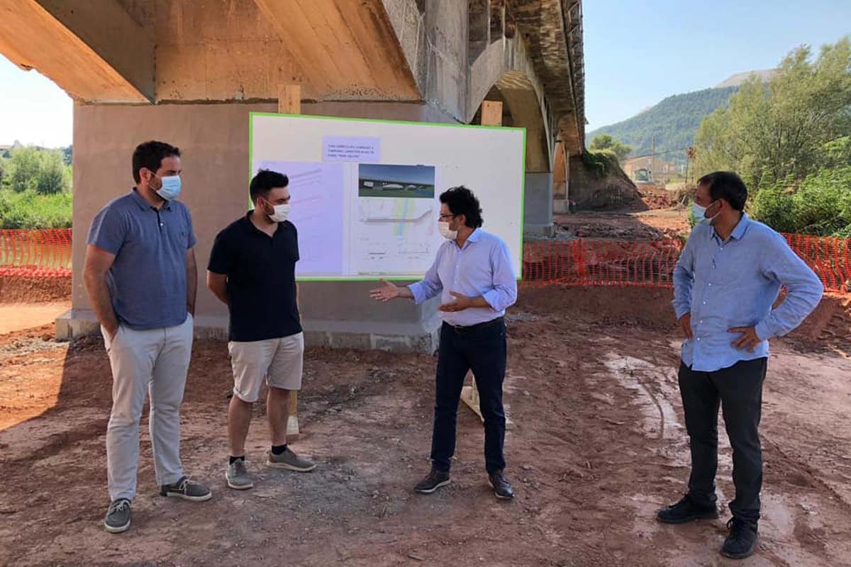 Visita d'Isidre Gavín, Xavier Flores i David Saldoni a les obres al pont d'accés a Cabrianes
