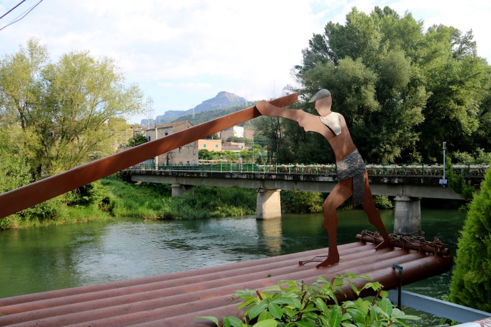 L'escultura dedicada als raiers que s'ha instal·lat al Pont de Claverol