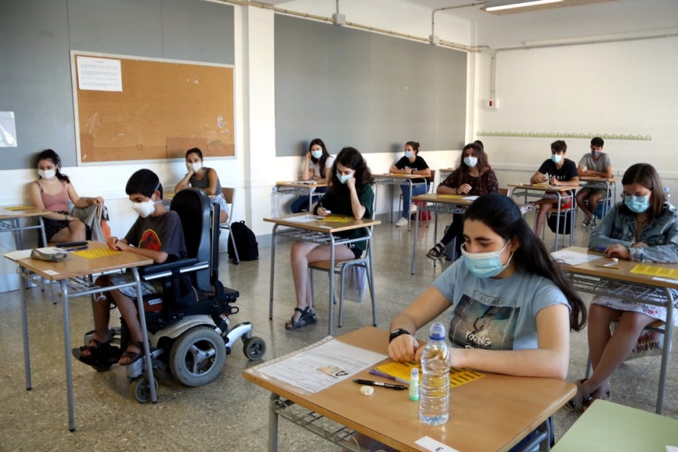 Un aula amb alumnes preparats per examinar-se de selectivitat a Tremp.