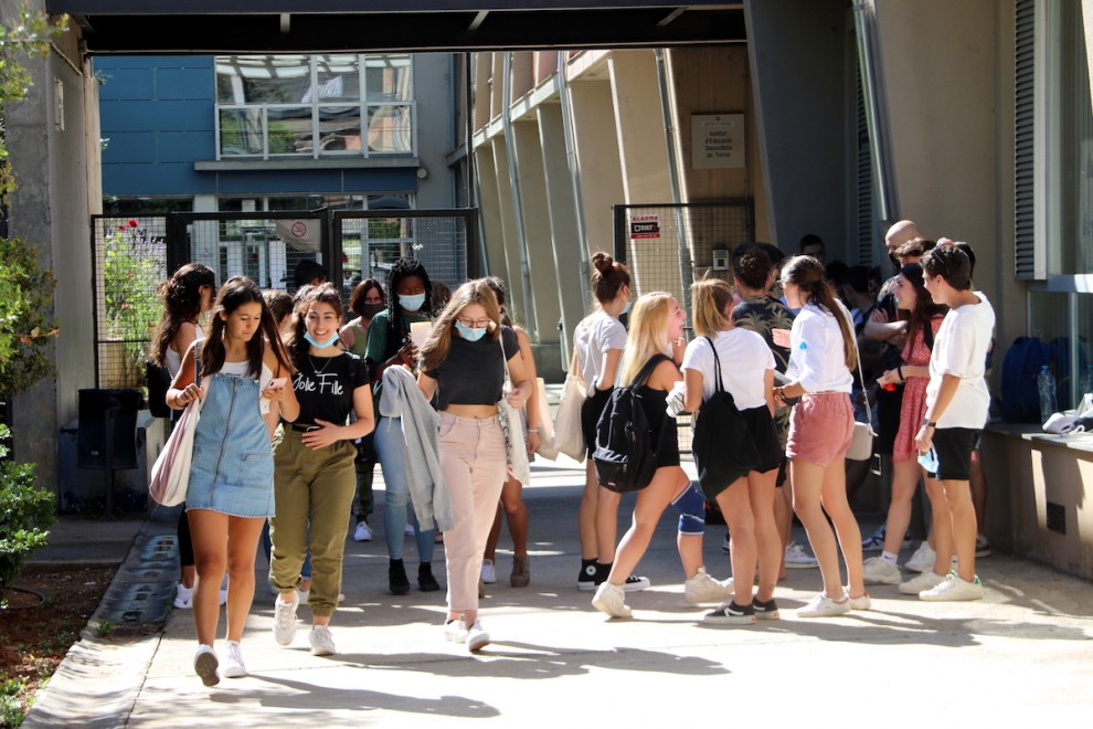 Alumnes sortint d’una prova de la selectivitat a l’Institut de Tremp, en imatge d'arxiu