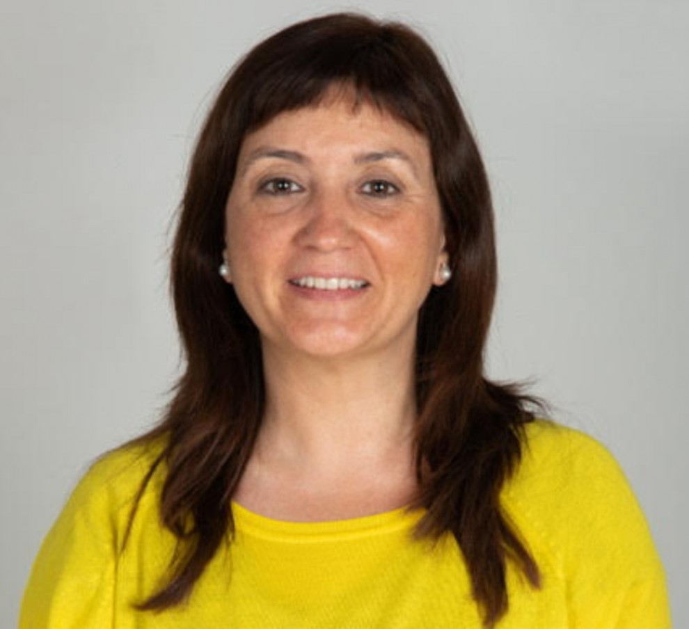 Ravetllat ha estat professora a l'escola La Closa d'Esterri i té experiència en direcció de centres educatius