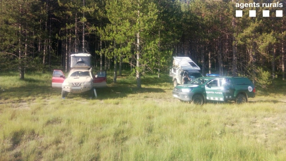 Imatge de les dues camionetes utilitzades per acampar a la reserva