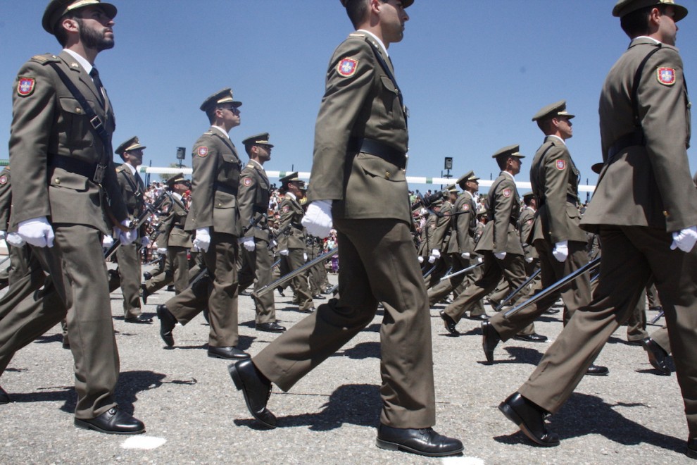Soldats desfilant en una imatge d'arxiu