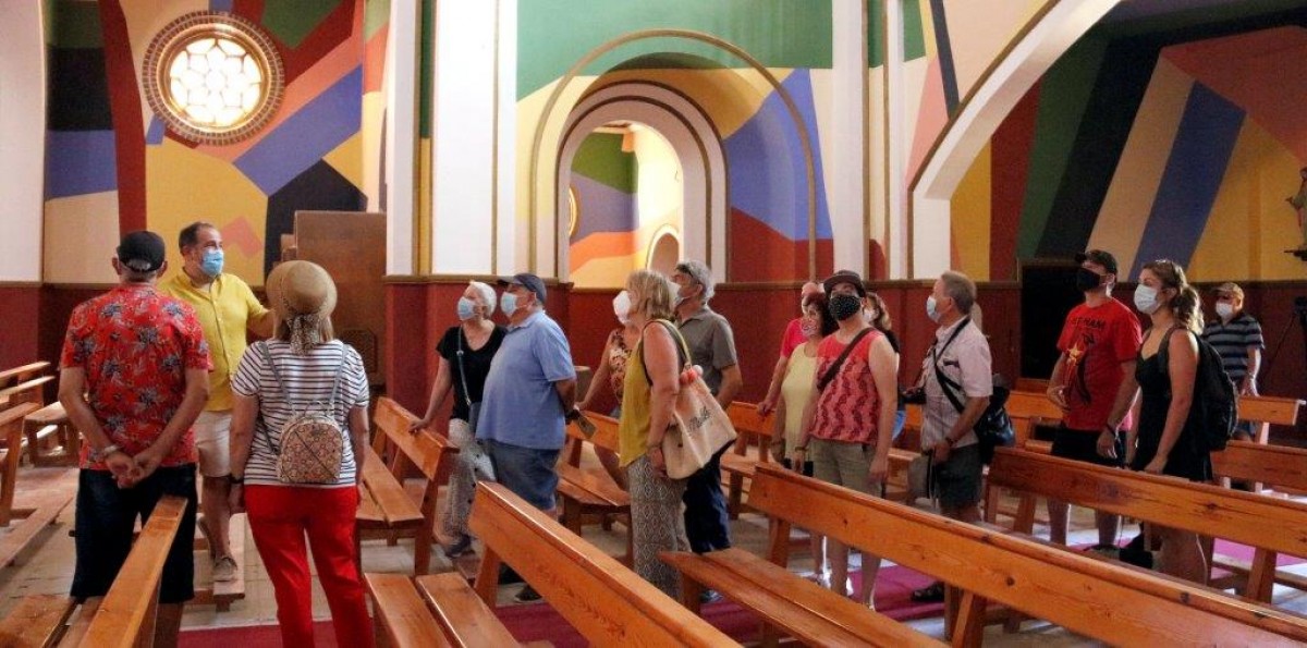 Visitants a l'església de Penelles