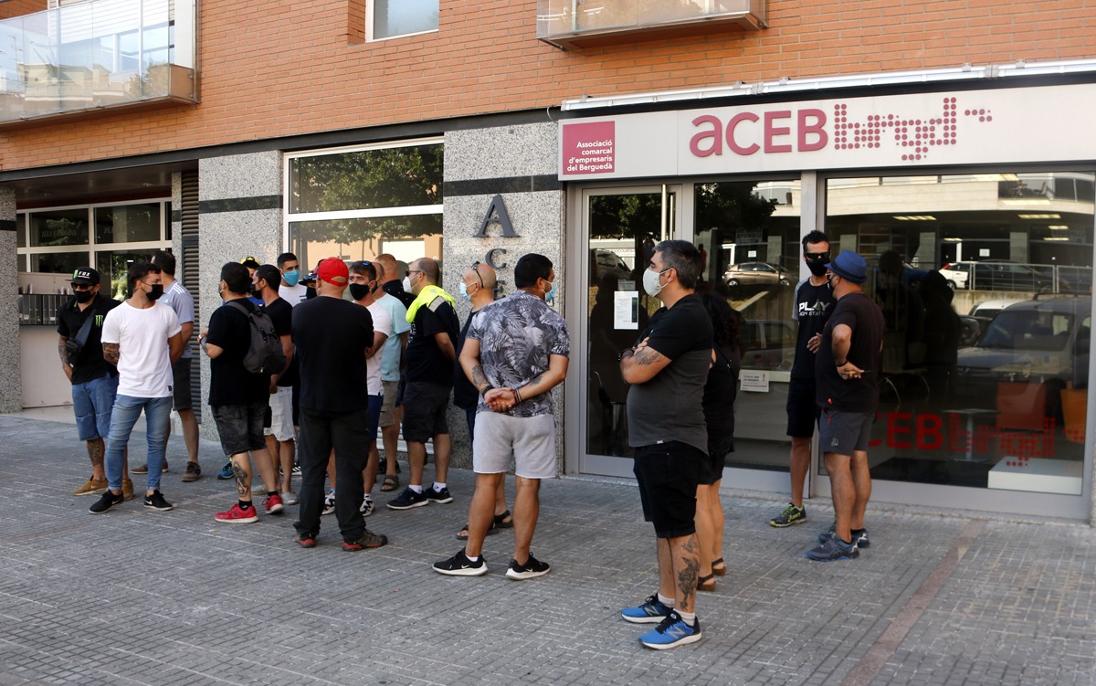 Treballadors de Montajes Rus a les portes de l'Associació comarcal d'empresaris del Berguedà, on es feia la reunió