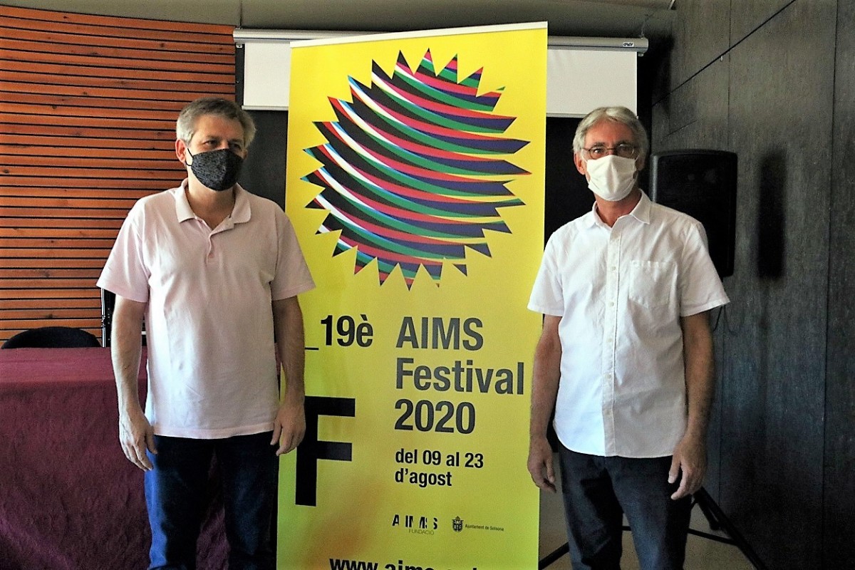 L'impulsor de l'AIMS, Peter Thiemann, i l'alcalde de Solsona, David Rodríguez, amb el cartell de l'AIMS