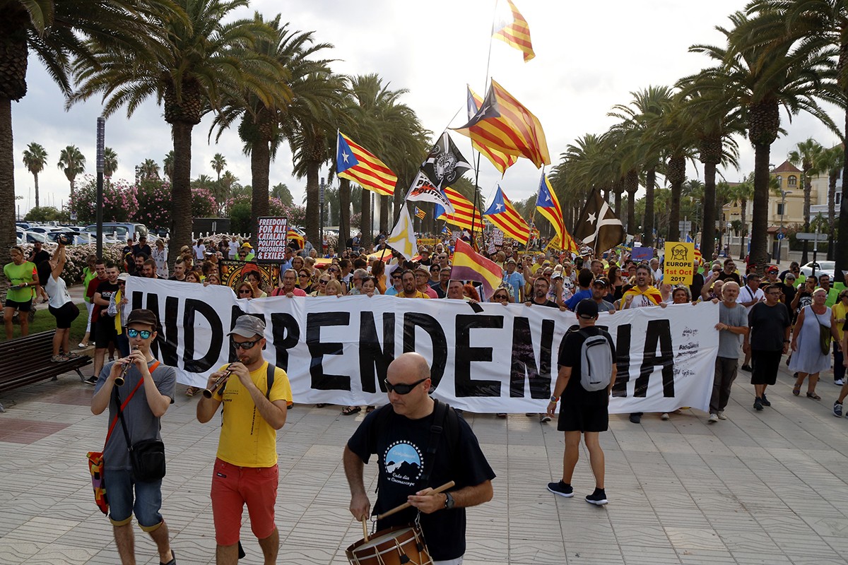 Manifestants independentistes recorrent el passeig de Jaume I de Salou, el 18 d'agost de 2019.