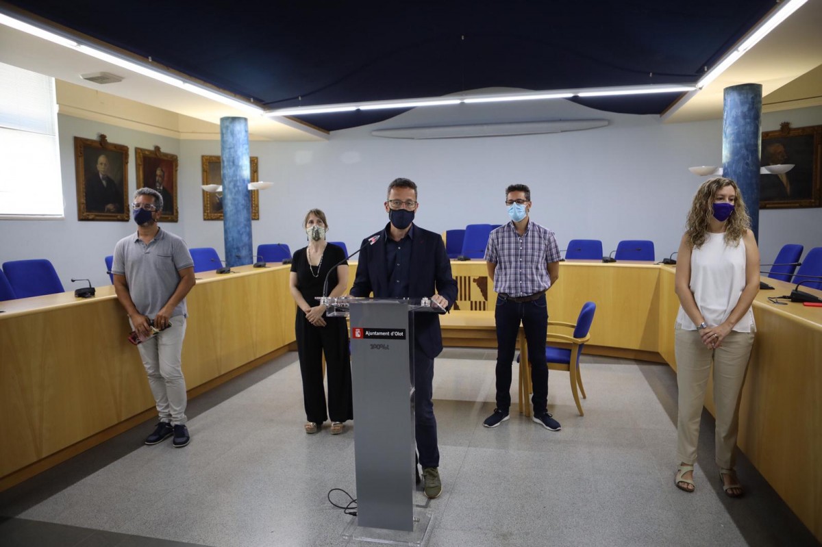 La presentació de la iniciativa al Saló de Sessions de l'Ajuntament d'Olot.