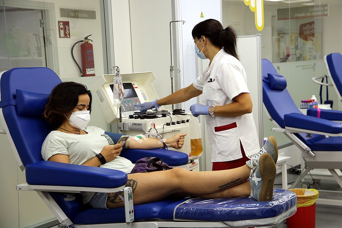 Una donant de sang al Banc de Sang i Teixits
