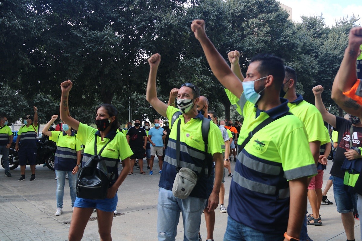 DIversos treballadors d'Acciona davant l'Hotel Catalonia aquest matí