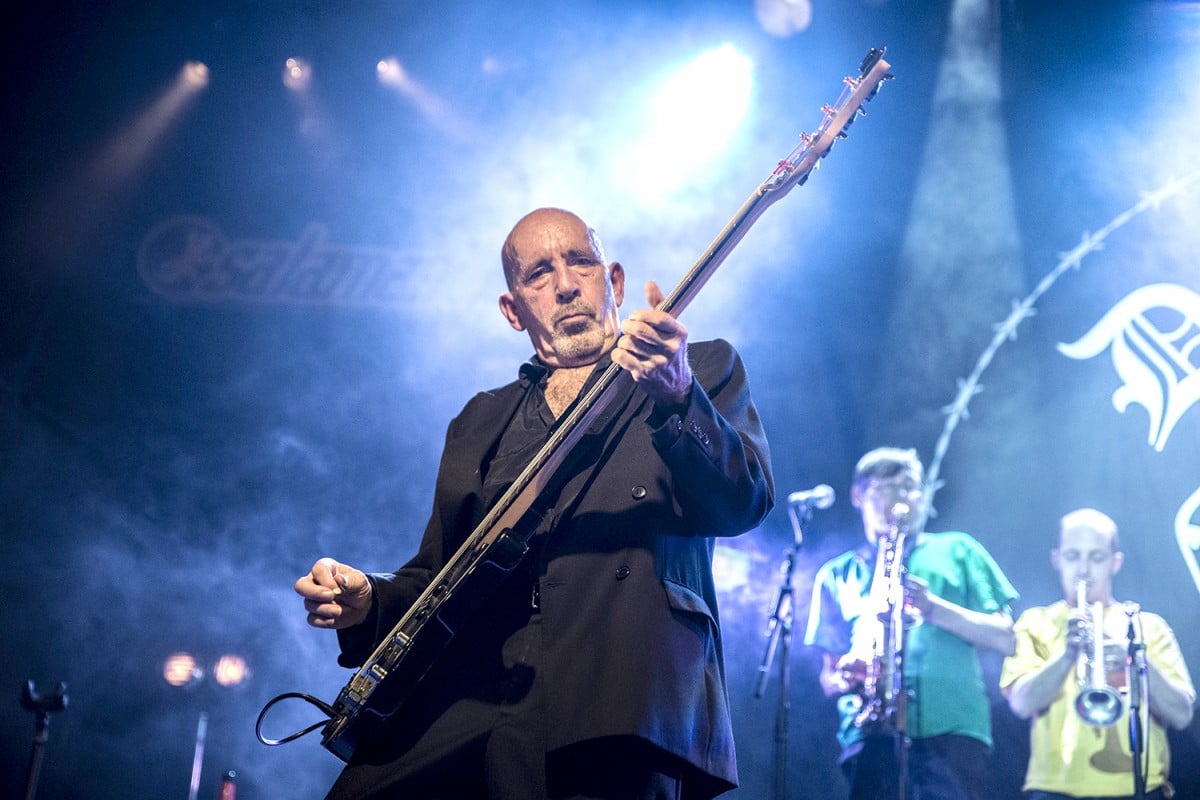 Manuel Alférez tocant amb Decibelios a la Sala Salamandra l'any 2014
